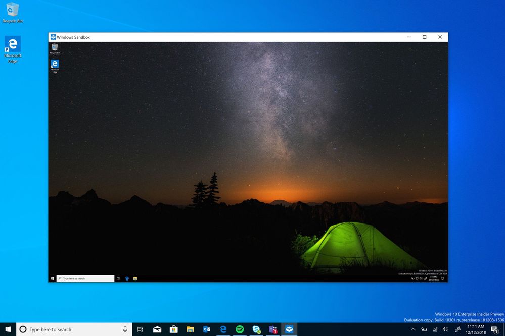 Windows Sandbox คือ เดสก์ทอปจำลอง บนระบบปฏิบัติการ Windows ที่มีน้ำหนักเบา เหมาะสำหรับใช้งานแอพพลิเคชันได้อย่างปลอดภัย Windows Sandbox : แยกหน้าDesktop (เดสก์ท็อป)ชั่วคราว ซึ่งคุณสามารถเรียกใช้ซอฟต์แวร์ที่ไม่น่าเชื่อถือ โดยไม่ต้องกลัวผลกระทบในอนาคตที่จะเกิดกับพีซีของคุณ ซอฟต์แวร์ใด ๆ ที่ติดตั้งใน Windows Sandbox จะอยู่ใน Sandbox เท่านั้น และไม่สามารถส่งผลกระทบต่อโฮสต์ของคุณได้ เมื่อปิด Windows Sandbox ซอฟต์แวร์ทั้งหมดที่มีไฟล์ และสถานะทั้งหมดจะถูกลบอย่างถาวร
คุณสมบัติของ Windows Sandbox 
Pristine - ทุกครั้งที่ Windows Sandbox ทำงานมีความสะอาดเหมือนการติดตั้ง Windows แบบใหม่
ใช้แล้วทิ้ง - อุปกรณ์ยังคงไม่มีอะไรเกิดขึ้น ทุกอย่างถูกละทิ้งหลังจากปิดโปรแกรม
ปลอดภัย - ใช้ virtualization บนฮาร์ดแวร์สำหรับการแยกเคอร์เนลซึ่งอาศัย hypervisor ของ Microsoft เพื่อเรียกใช้เคอร์เนลแยกต่างหาก ซึ่งแยก Windows Sandbox ออกจากโฮสต์
มีประสิทธิภาพ - ใช้ตัวจัดกำหนดการ kernel แบบรวมการจัดการหน่วยความจำอัจฉริยะและ GPU เสมือน
ข้อกำหนดเบื้องต้น สำหรับการใช้คุณลักษณะ Windows Sandbox 
Windows 10 Pro หรือ Enterprise : Update 18305 หรือใหม่กว่า
สถาปัตยกรรม AMD64
ความสามารถในการจำลองเสมือนที่เปิดใช้งานใน BIOS
RAM อย่างน้อย 4GB (แนะนำให้ใช้ 8GB)
พื้นที่ว่างในฮาร์ดดิสก์อย่างน้อย 1 GB (แนะนำให้ใช้ SSD)
คอร์ CPU อย่างน้อย 2 ตัว (มี 4 cores ที่แนะนำ hyperthreading)
เริ่มต้นใช้งาน
ติดตั้ง Windows 10 Pro หรือ Enterprise Update 18305 หรือใหม่กว่า
เปิดใช้งานการจำลองเสมือน:
ถ้าคุณใช้เครื่อง physical (กายภาพ) ให้แน่ใจว่ามีการเปิดใช้งานความสามารถในการจำลองแบบเสมือน(virtualization) ใน BIOS
ถ้าคุณกำลังใช้เครื่องเสมือน (virtualization) ให้เปิดใช้งานการจำลองเสมือนที่ซ้อนกันด้วย cmdlet PowerShell นี้:
ตั้งค่า VMProcessor -VMName <VMName> -ExposeVirtualizationExtensions $ true
เปิดคุณลักษณะของ Windows จากนั้นเลือก Windows Sandbox เลือกตกลงเพื่อติดตั้ง Windows Sandbox คุณอาจถูกขอให้รีสตาร์ทคอมพิวเตอร์
ใช้เมนูStartค้นหา Windows Sandbox รันและอนุญาตการยกระดับ
คัดลอกแฟ้มที่ปฏิบัติได้จากโฮสต์
วางไฟล์ปฏิบัติการลงในหน้าต่างของ Windows Sandbox (บนเดสก์ท็อปของ Windows)
เรียกใช้ตัวประมวลผลใน Windows Sandbox; ถ้าเป็นตัวติดตั้งไปข้างหน้าและติดตั้ง
เรียกใช้แอพพลิเคชันและใช้งานตามปกติ
เมื่อทดลองเสร็จแล้วคุณสามารถปิดแอปพลิเคชัน Sandbox ของ Windows ได้ เนื้อหา sandbox ทั้งหมดจะถูกยกเลิกและถูกลบอย่างถาวร
ยืนยันว่าโฮสต์ไม่มีการปรับเปลี่ยนใด ๆ ที่คุณทำใน Windows Sandbox